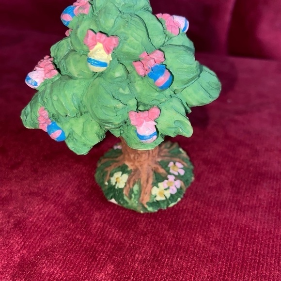 A family of Easter Bunnies and tree bedecked with colorful eggs in one lot. - Picture 6 of 16